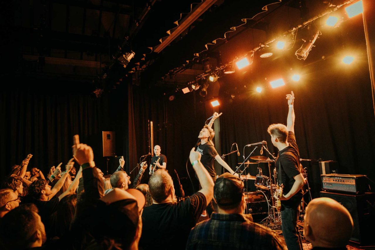 Raiders playing live - Sean Smith and crowd with arms in the air